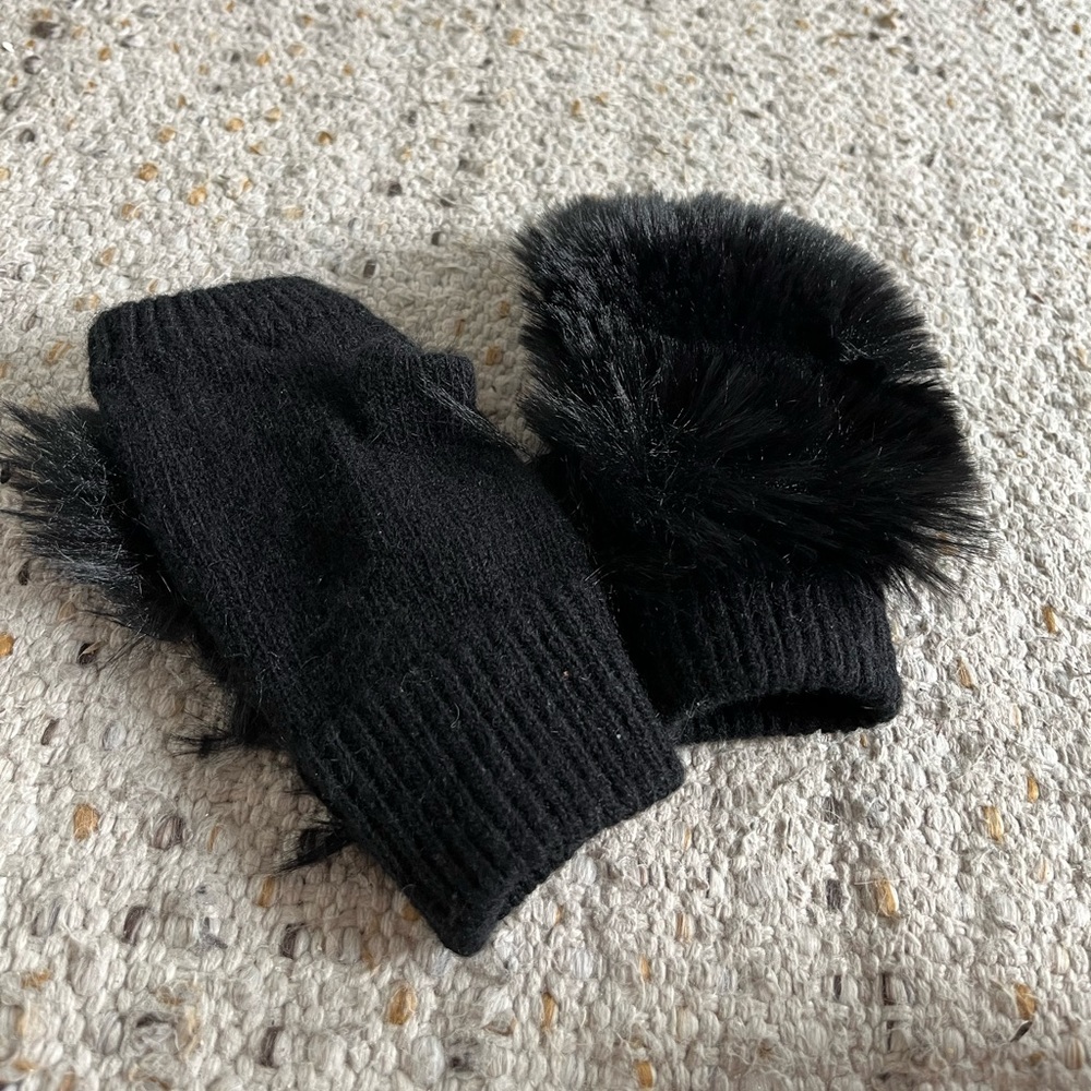 Fuzzy fingerless mittens 🧤